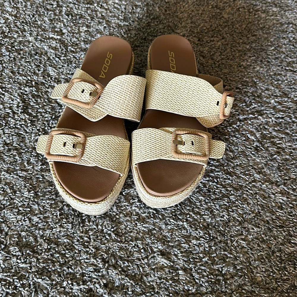 Soda Platform Sandals Size 6
